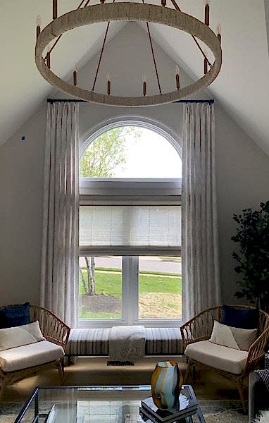 Шторы на круглые окна - закажите пошив штор на круглые окна в Алматы от салона Belladone по выгодной стоимости.