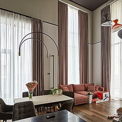 Комплексное оформление пентхауса шторами на заказ на высокие окна на ул. Сельскохозяйственной